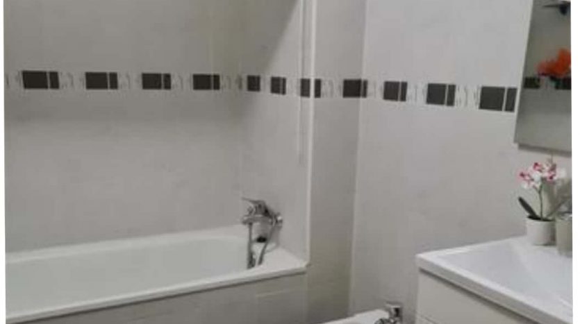 Foto de uno de los baños completos, con bañera y bidé