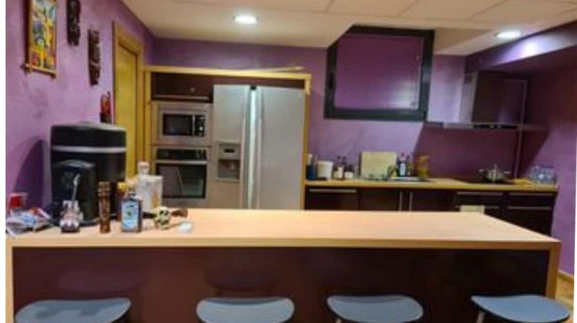 Foto de sótano con bodega completa y cocina americana