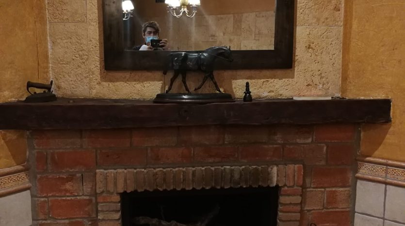 Espejo y chimenea en chalet adosado