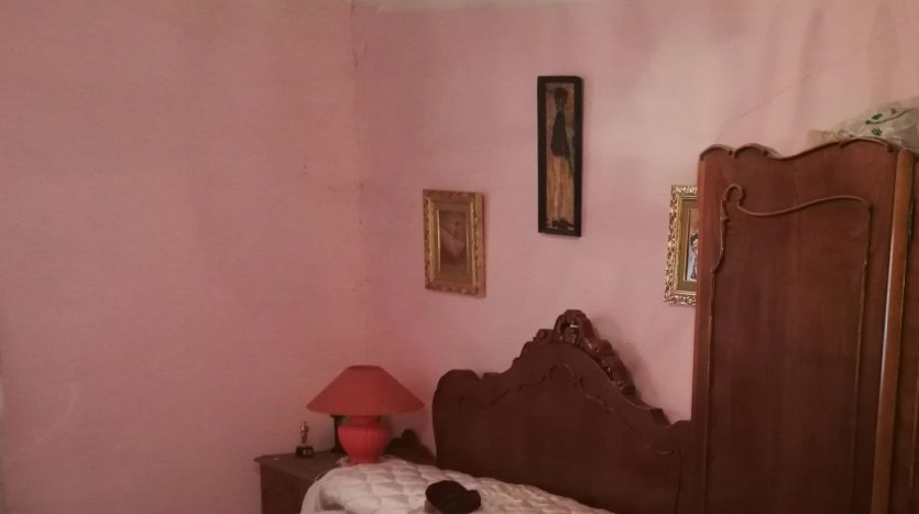 Habitación con cama y armario