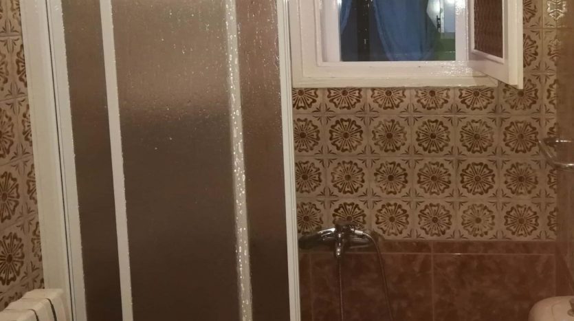 Baño con ducha de la casa en venta en calle San Isidro