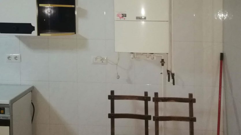 Cocina con sillas en calle San Isidro