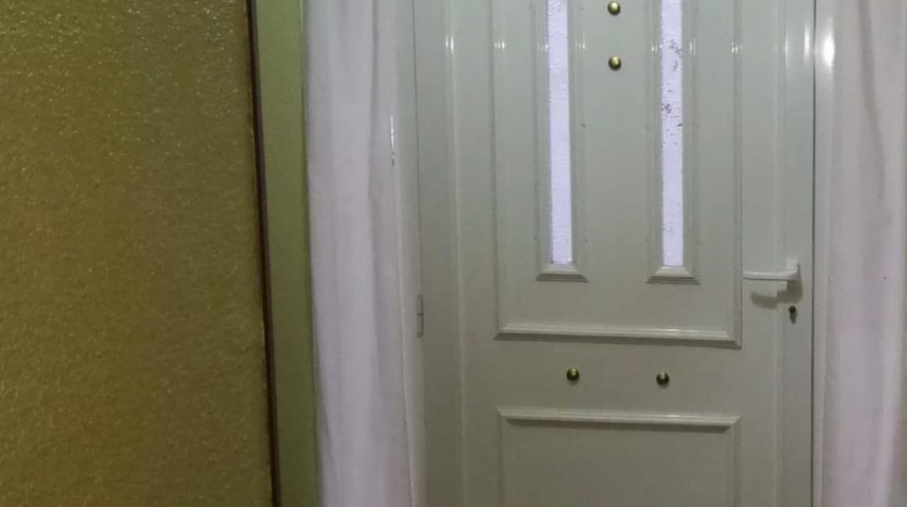 Puerta principal desde dentro de la casa en venta