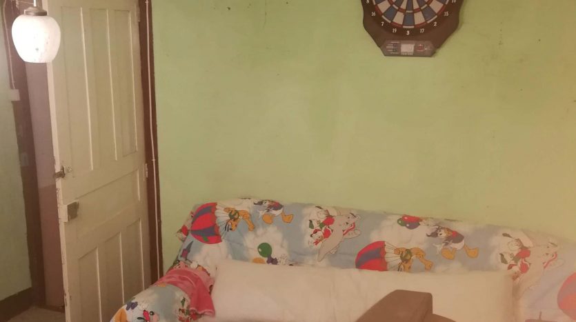 Sala con dardos y sofá