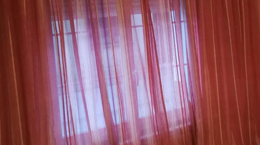 Vista interior con cortinas de casa en venta