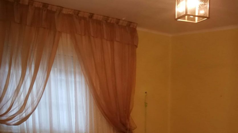 Vista interior con cortinas de casa en venta