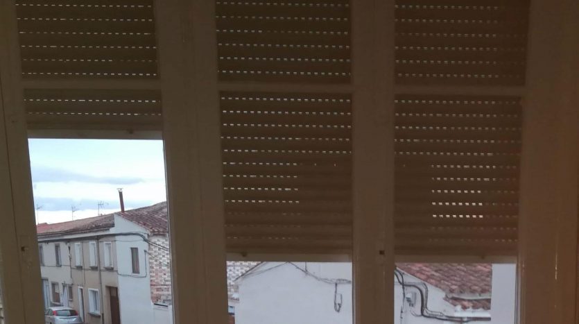 Ventana con persianas