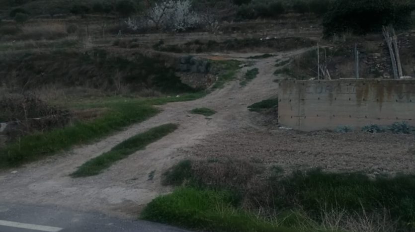 Entrada al terreno desde la carretera