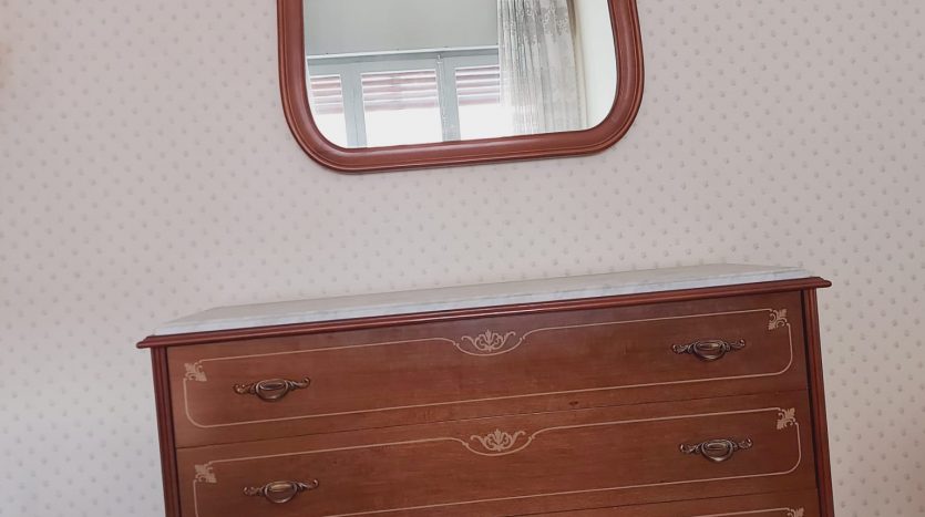 Espejo situado en la pared del piso en venta